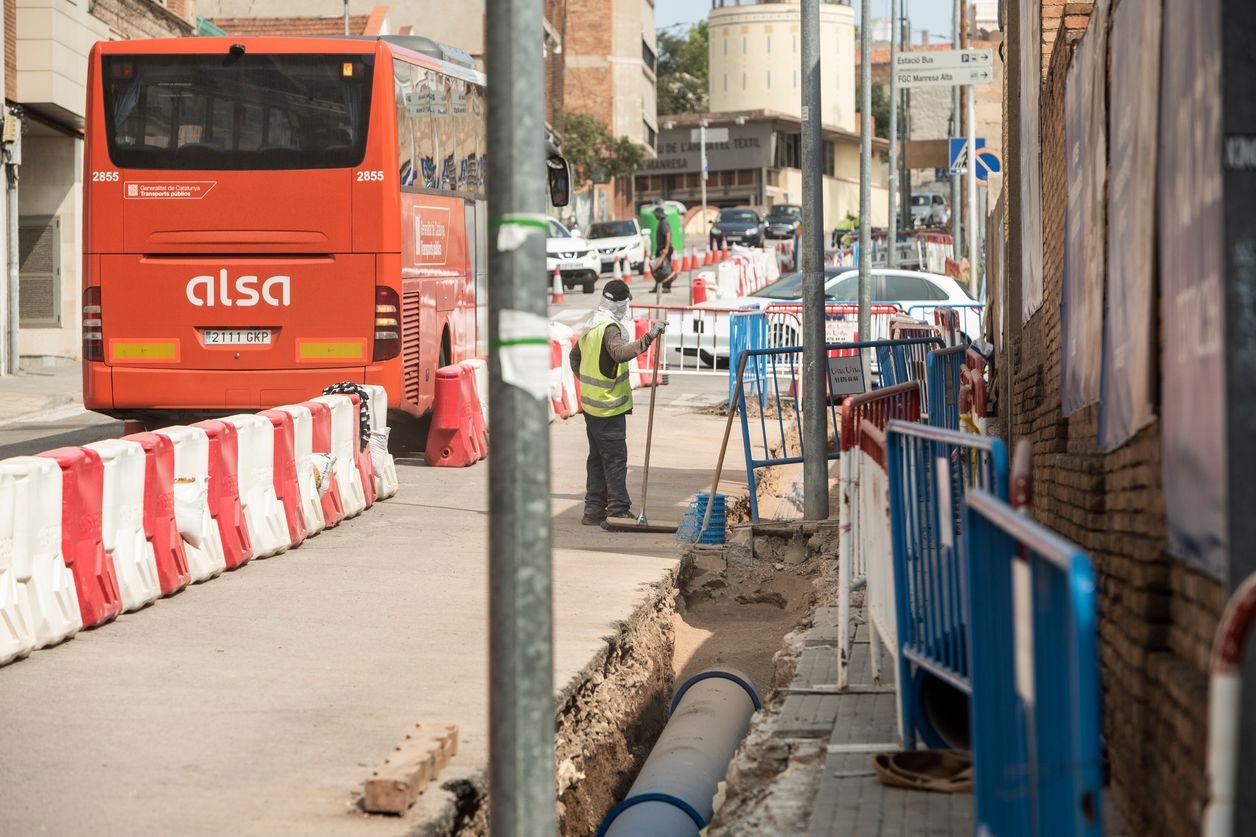 Rasa oberta al carrer amb la canonada preparada i un operari treballant-hi, amb la zona tancada