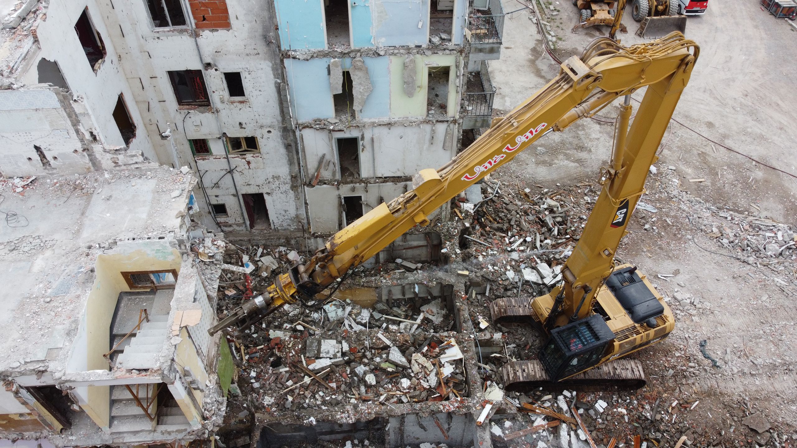 Excavadora enderrocant un edifici industrial