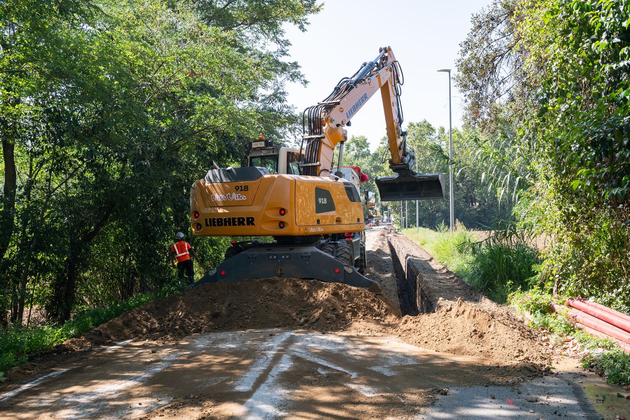 Anivellament d’un terreny amb maquinària pesada en una obra de moviment de terres