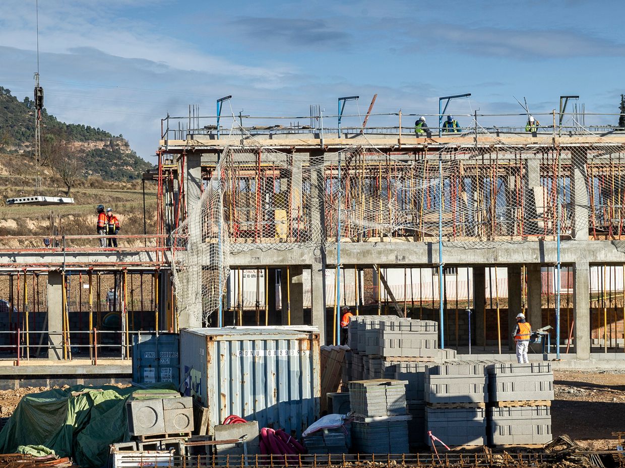 Obra de Vila Vila en construcció: estructura de formigó amb bastides i operaris treballant-hi