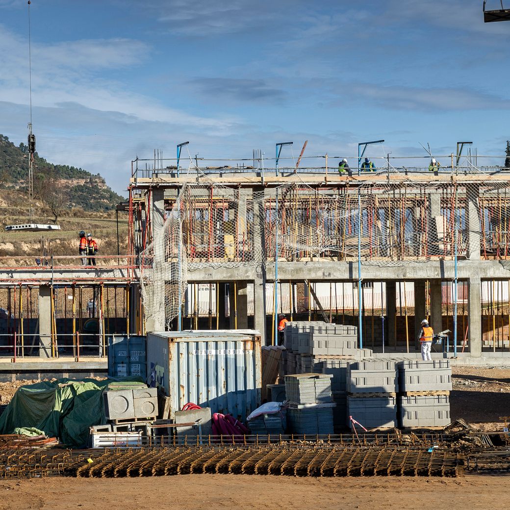 Estructura de formigó d’un edifici en construcció amb bastides