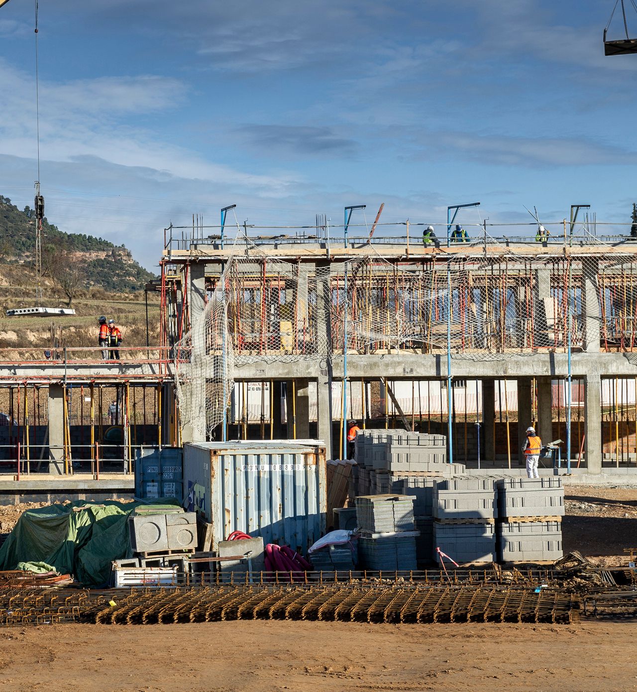Obra de Vila Vila en construcción con andamios y operarios trabajando en ella