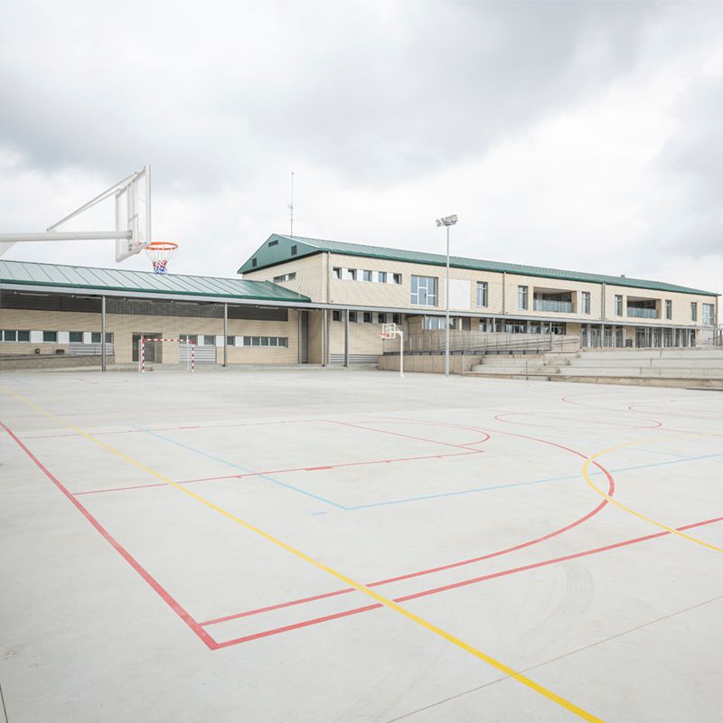 Centre educatiu acabat per Vila Vila, amb la pista esportiva i l’edifici en primer pla