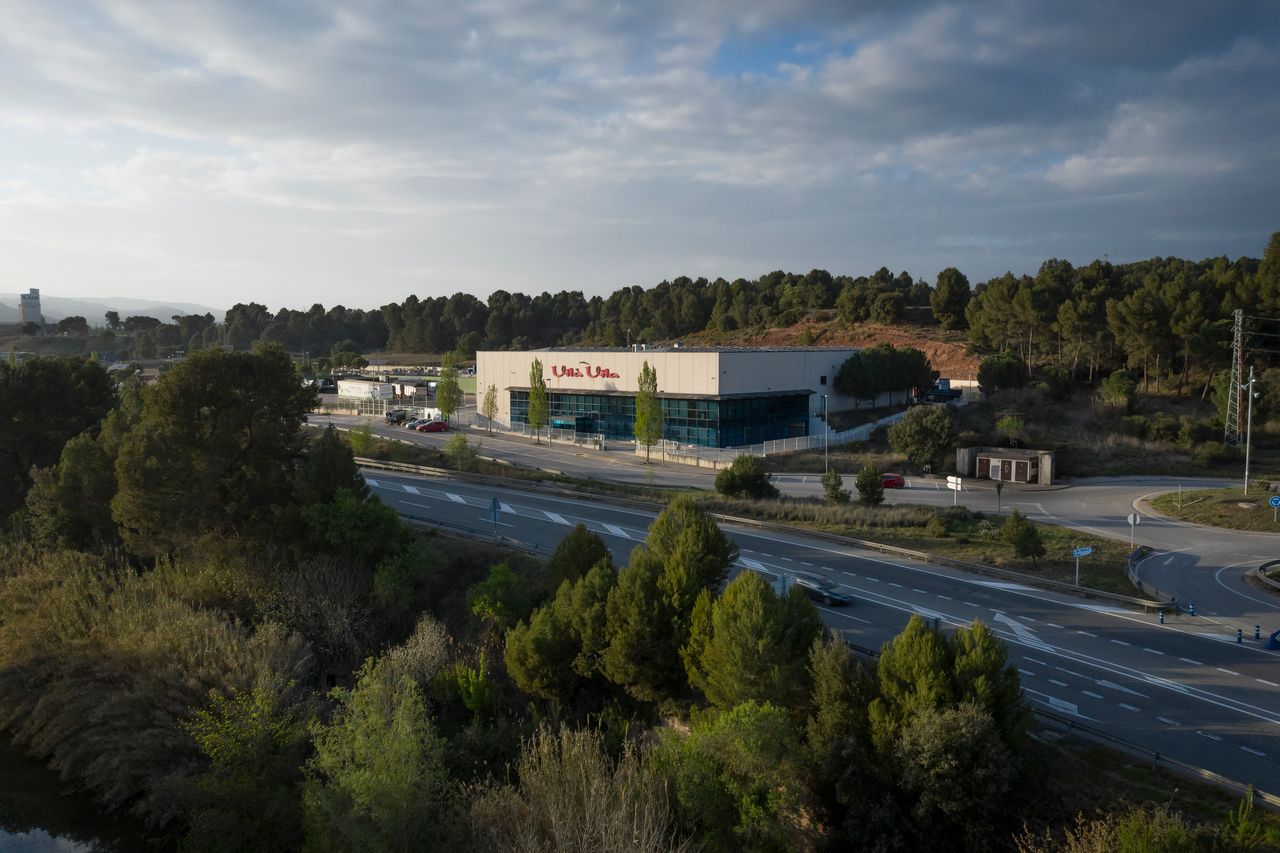 Vista aèria de la nau de Vila Vila Obres i Serveis, amb el rètol de l’empresa a la façana