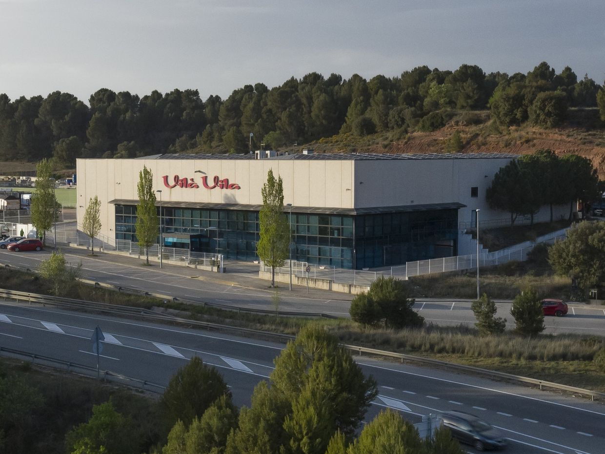 Nau de Vila Vila Obres i Serveis, amb el rètol de l’empresa a la façana